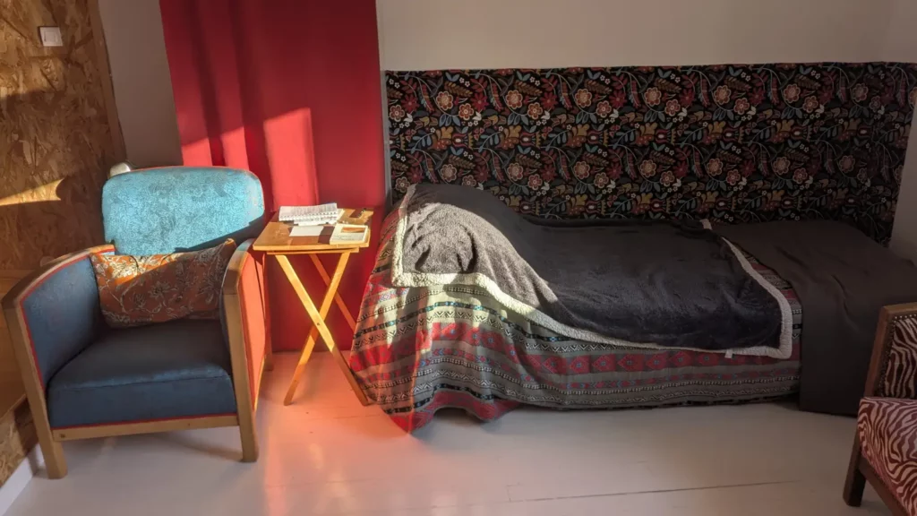 Divan et fauteuil du cabinet de psychanalyse